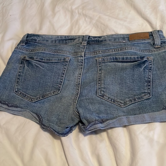Garage Flirty jean shorts - Picture 2 of 4